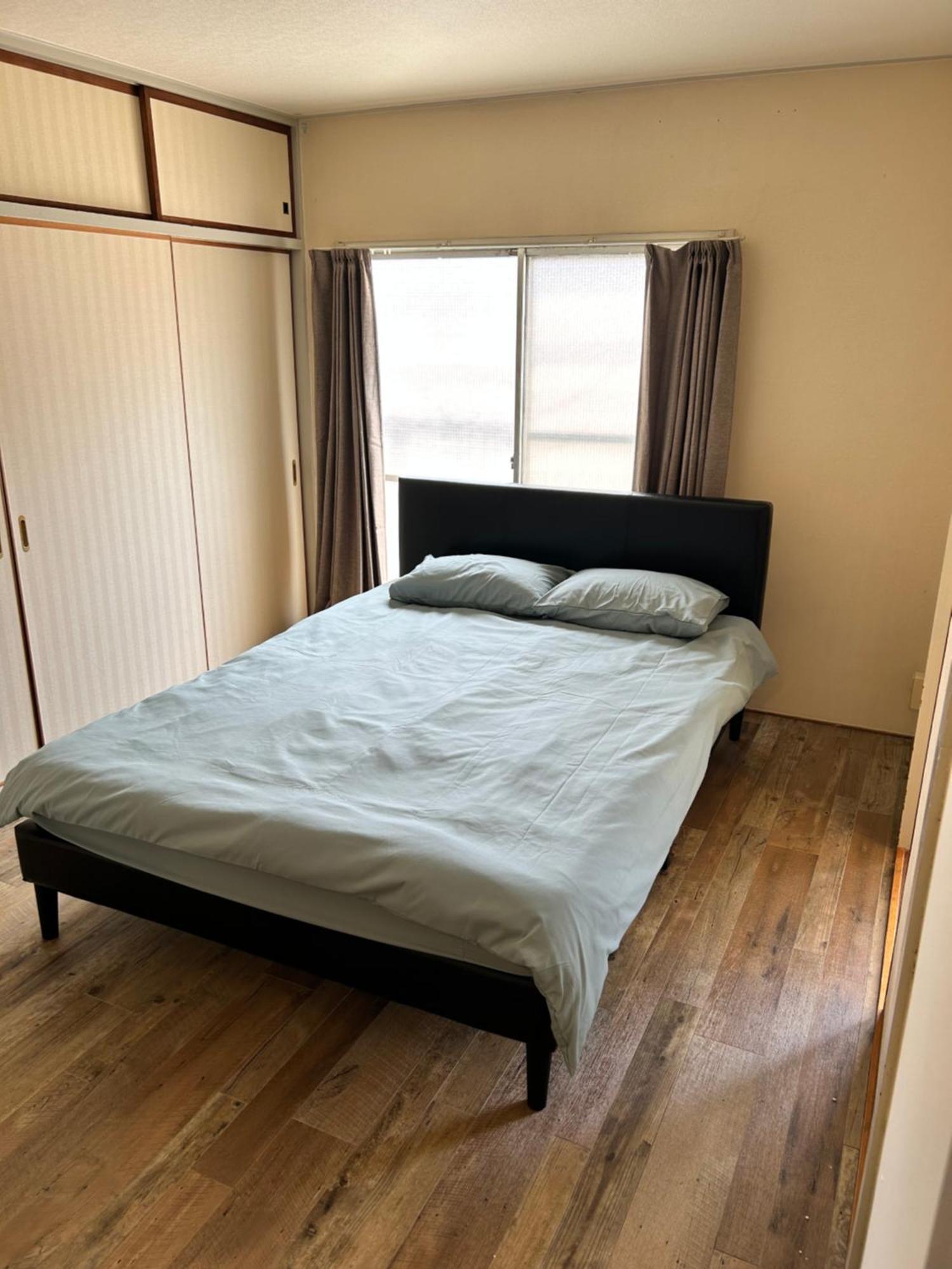 Two Devided With Two Large Beds Close To Nipponbashi โอซาก้า